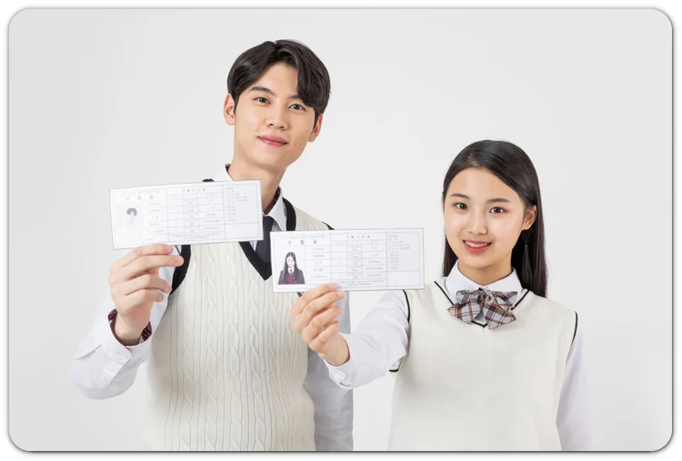 학습 자료를 들고 있는 두 학생