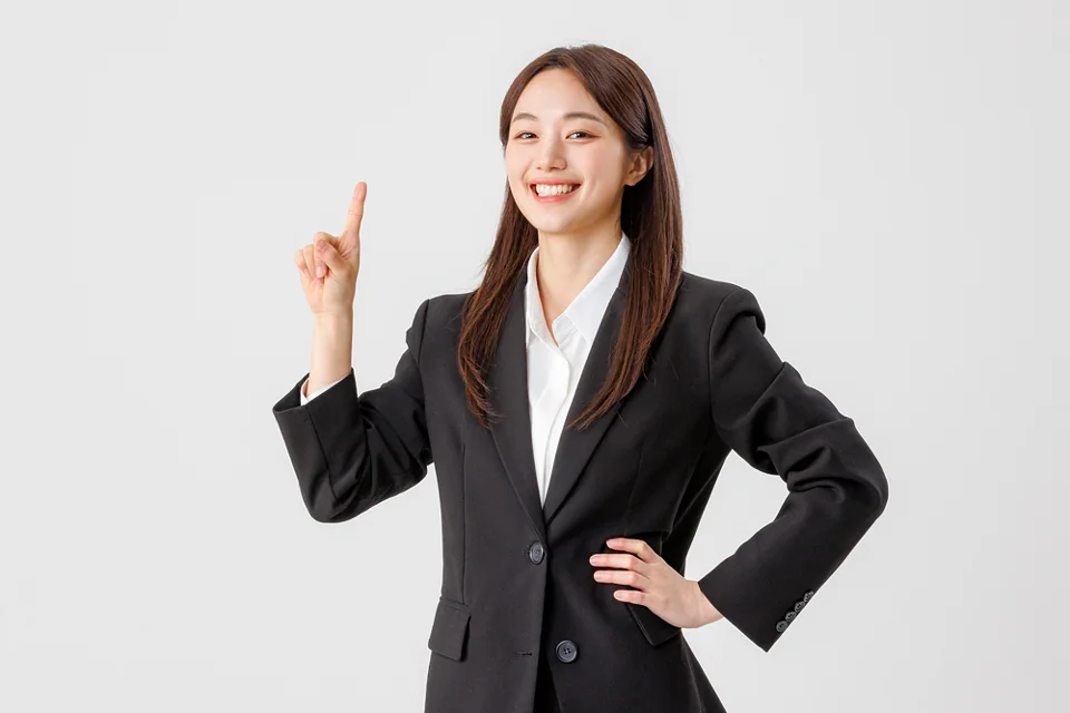 자료를 들고 손을 든 모습