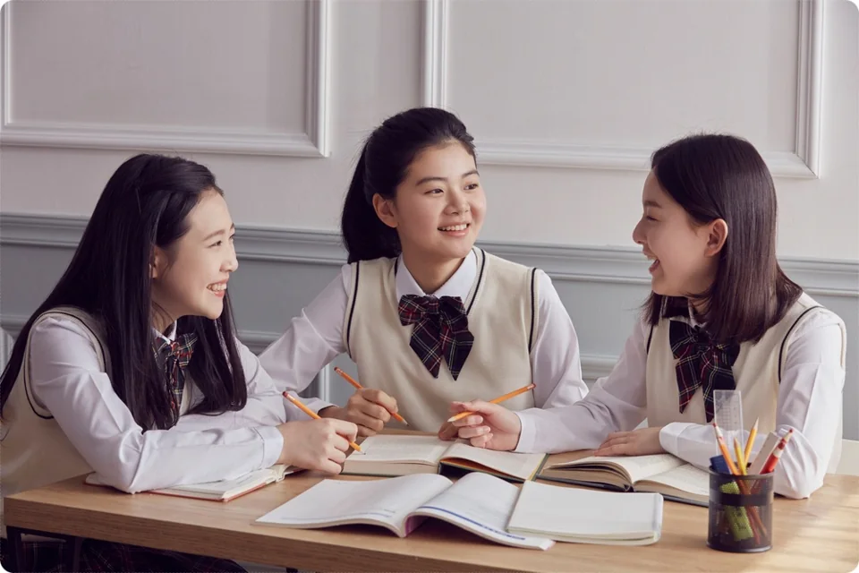 교재를 보며 함께 이야기하는 학생들