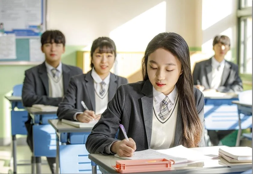 교실 책상에서 공부하는 학생