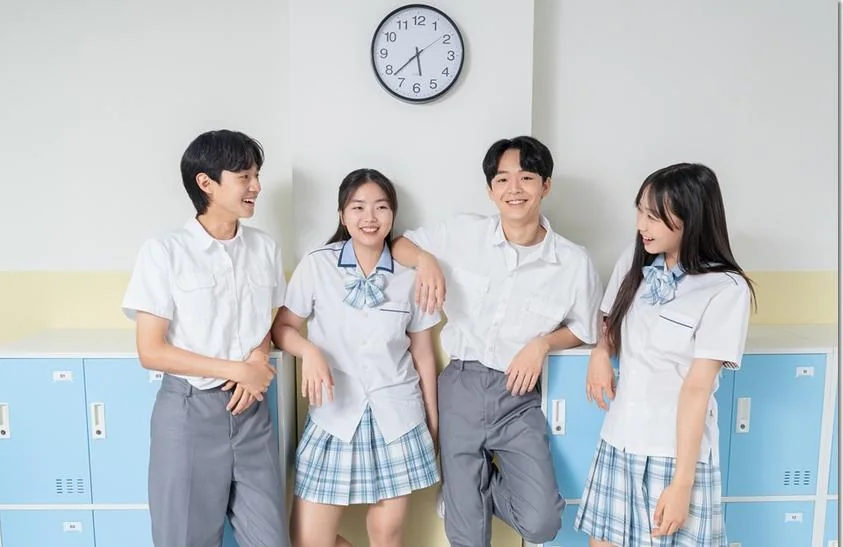 칠판 앞에서 함께 서 있는 학생들