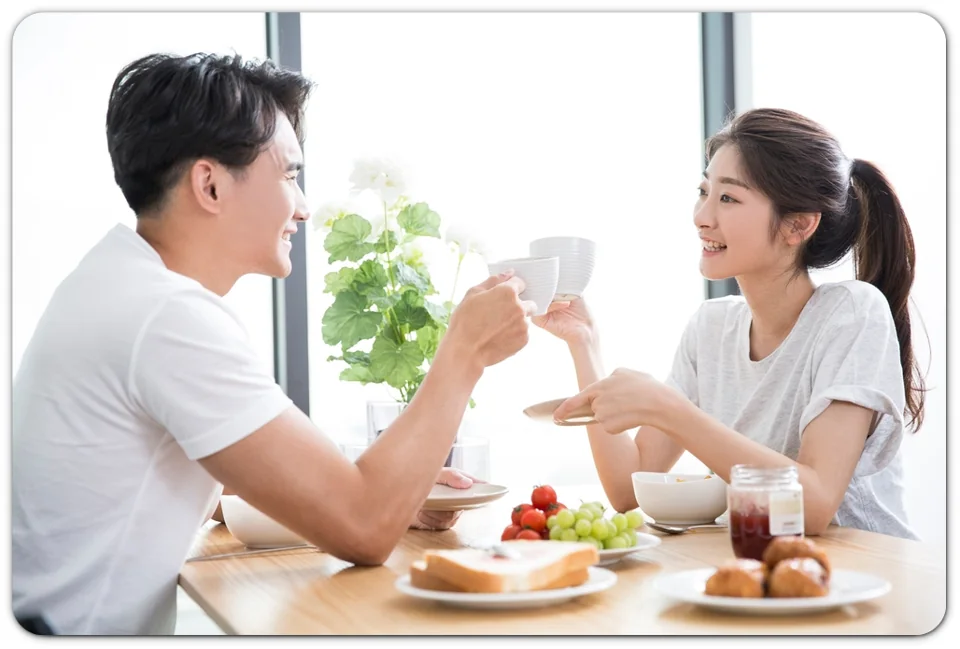 식탁에서 대화하는 두 사람