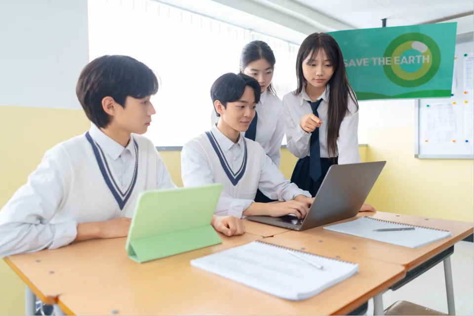 학습 화면 앞에 모인 학생들