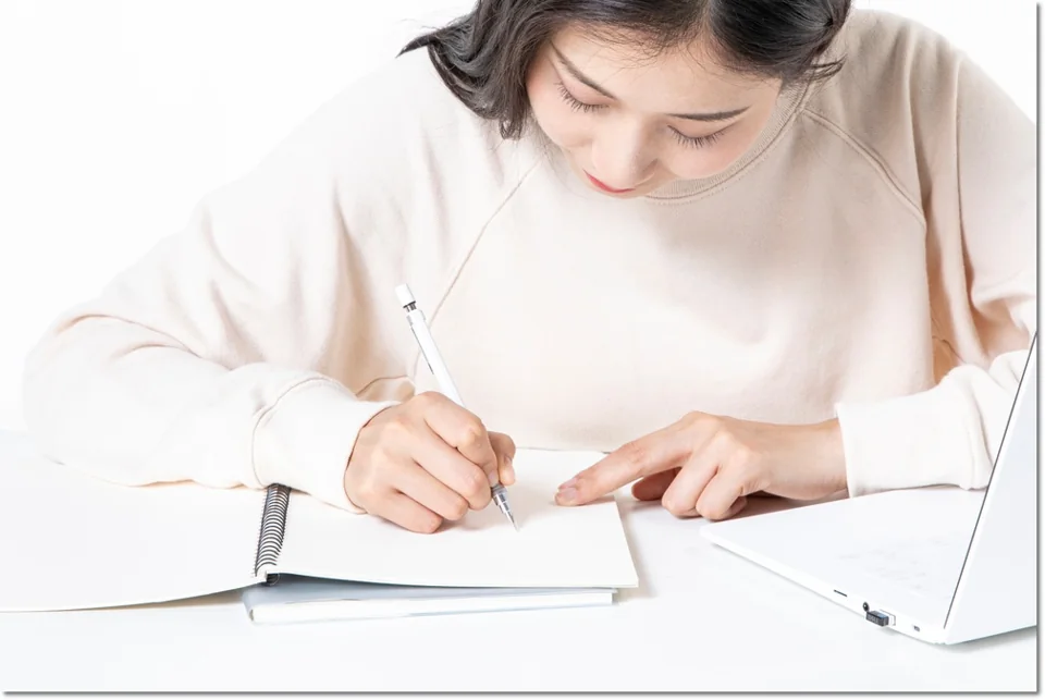 공책에 쓰는 학생