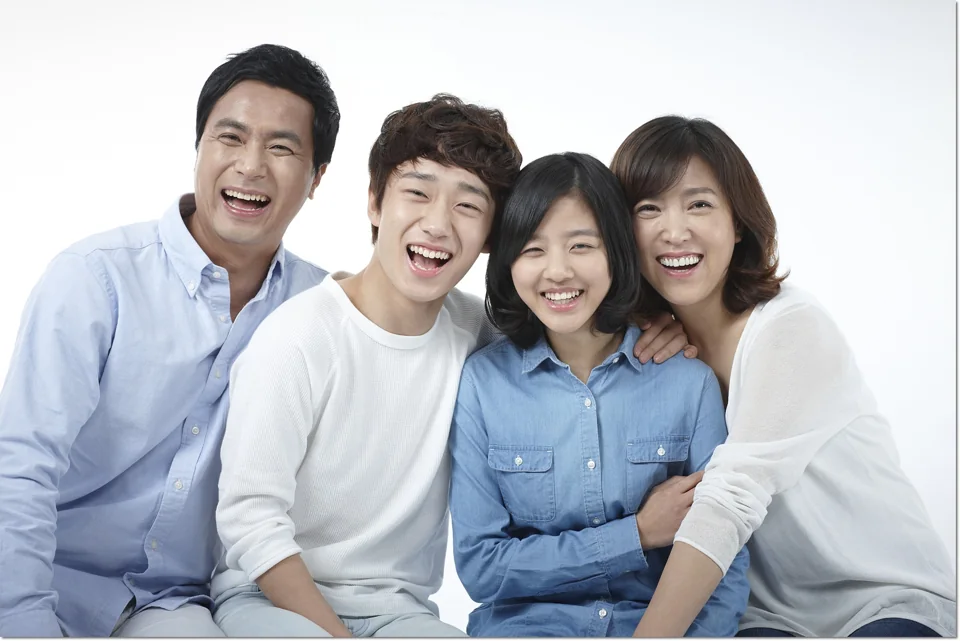 가족이 함께 앉아 있는 모습