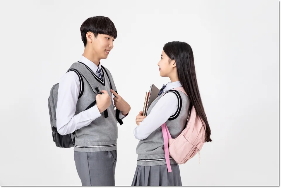 학교 복도에서 이야기하는 두 학생