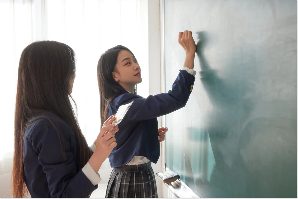 칠판 앞에서 설명하는 모습
