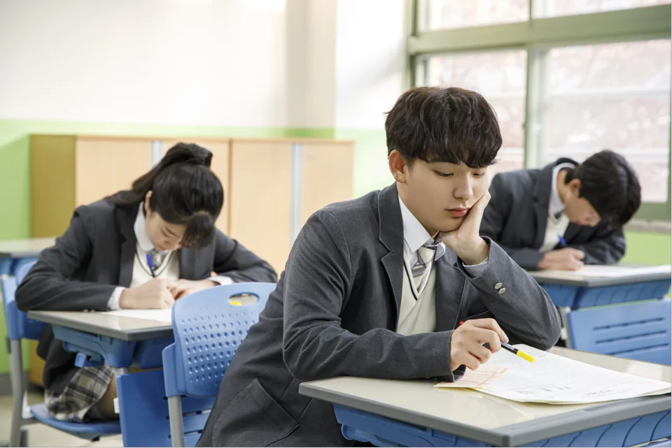 학교 책상에서 공부하는 학생