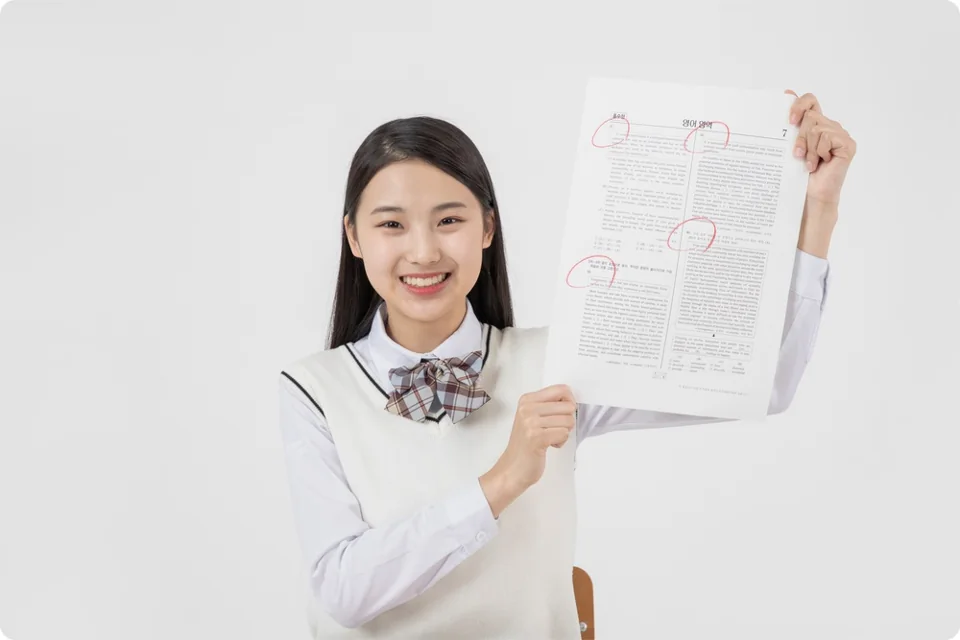학습 자료를 보여주는 학생