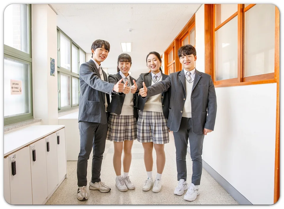 복도에서 이야기하는 학생들