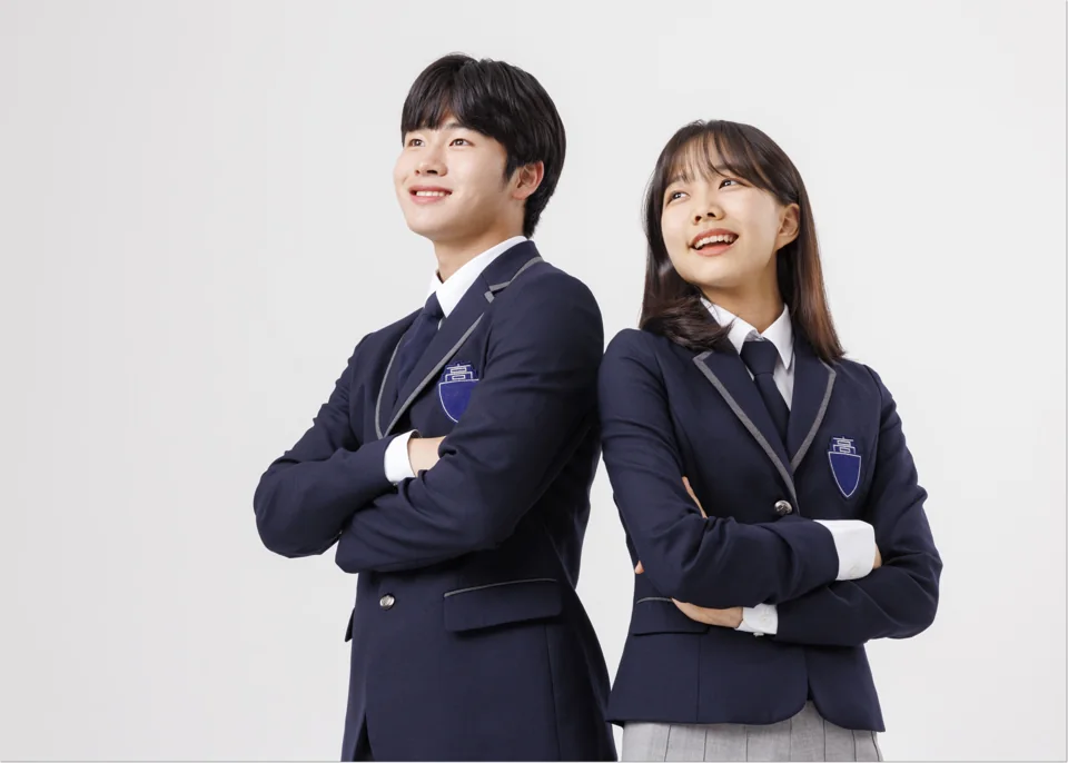 함께 서 있는 두 학생의 모습