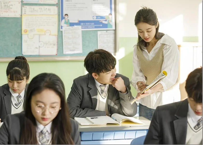 교실에서 설명을 듣는 학생들