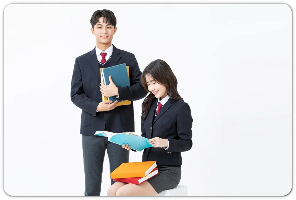 교재를 들고 이야기하는 학생들