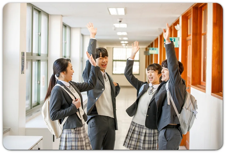학교 복도에서 이야기하는 학생들