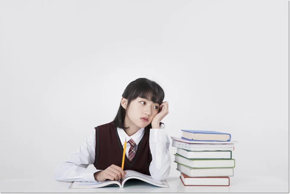 책과 노트를 앞에 둔 학생