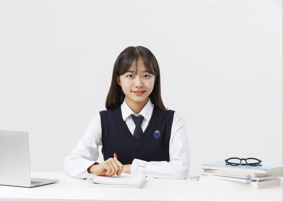 공책에 필기하는 학생