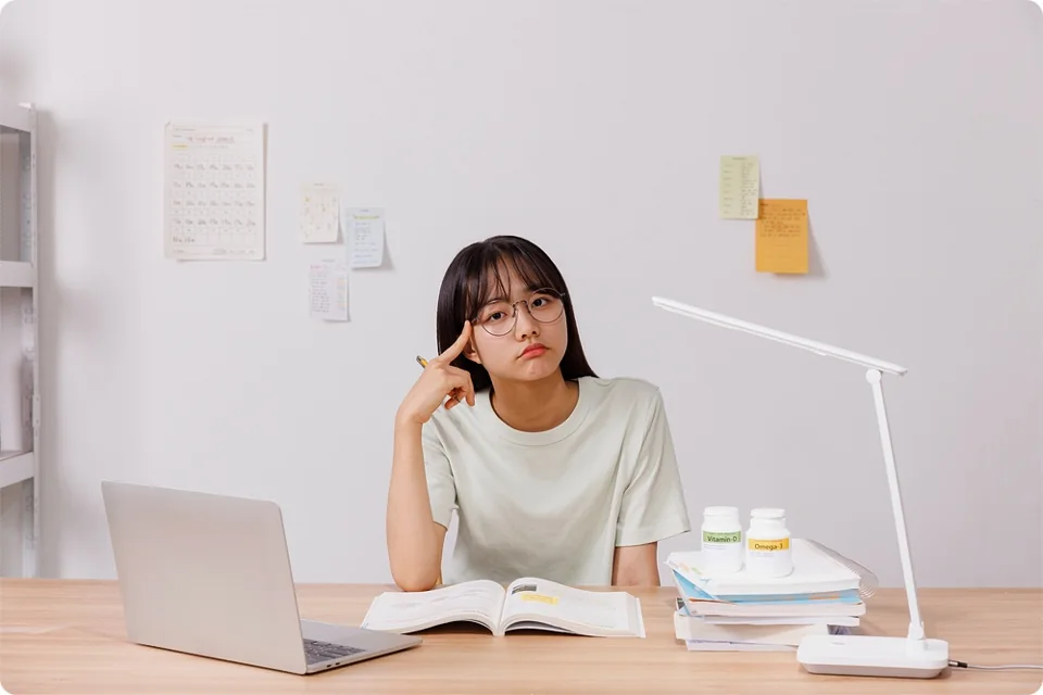 책상에서 생각을 정리하는 모습