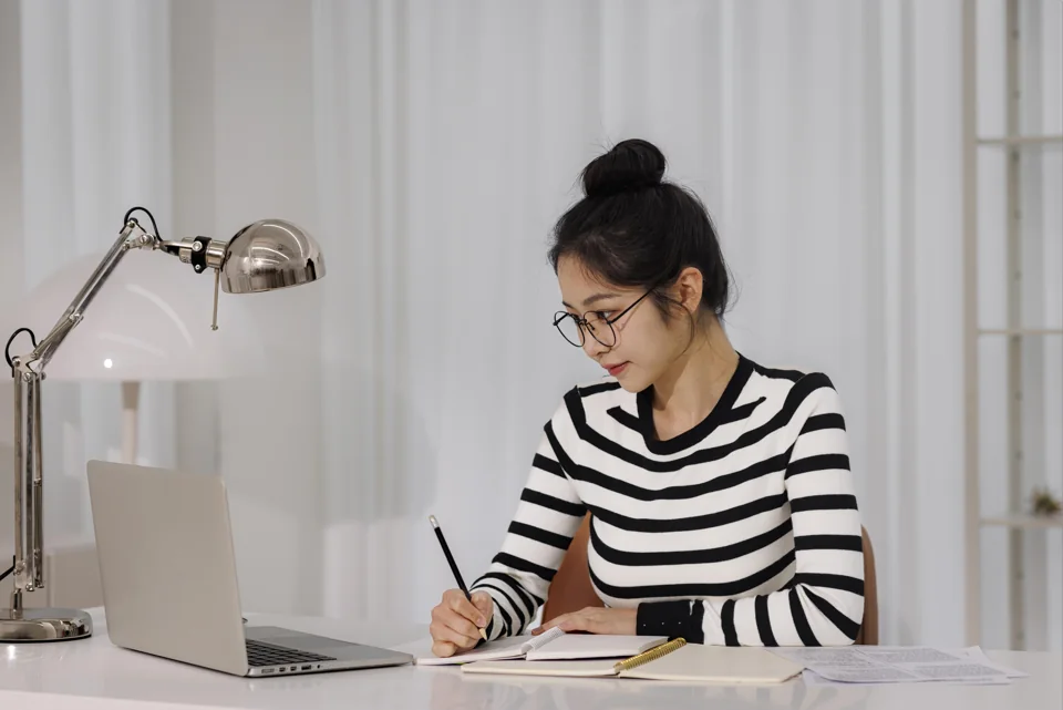 노트북 앞에서 공부하는 모습