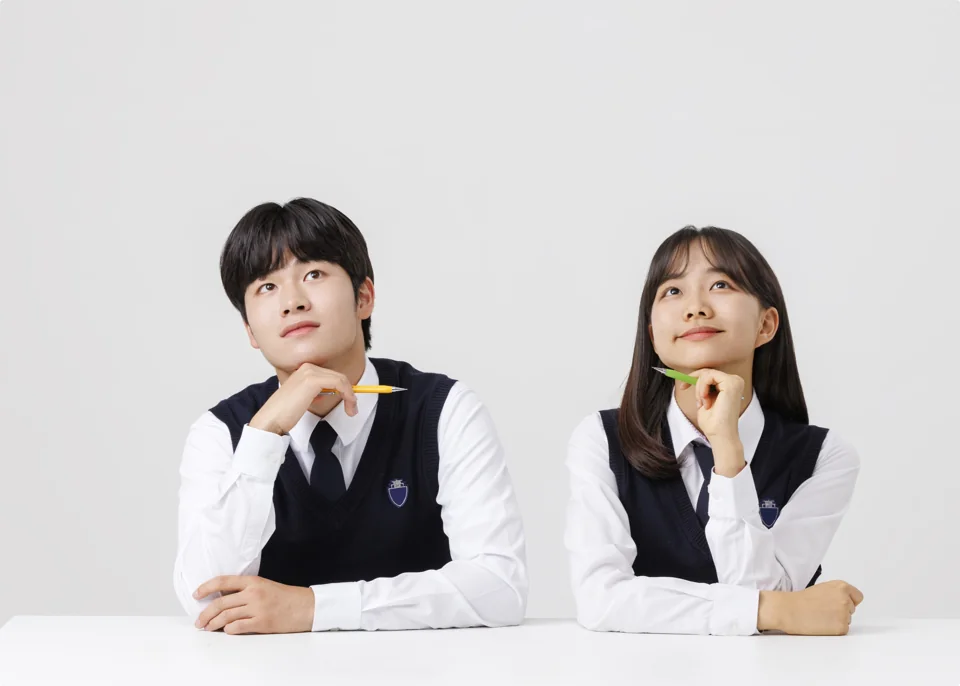 책 앞에서 생각을 나누는 두 학생