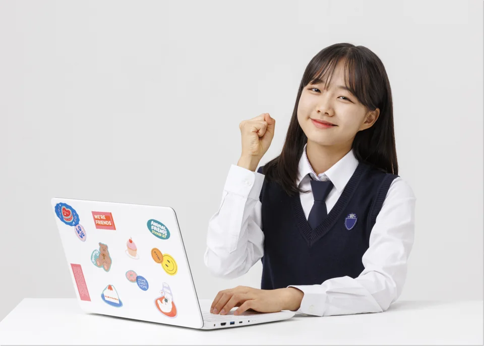 노트북 앞에서 질문을 생각하는 학생