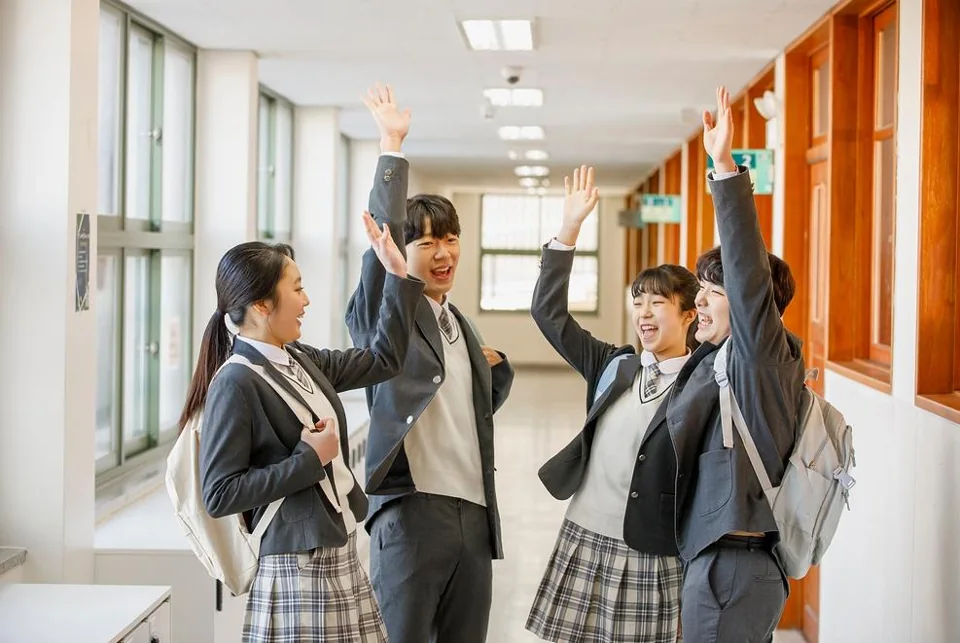 학교 복도에서 모여 이야기하는 학생들