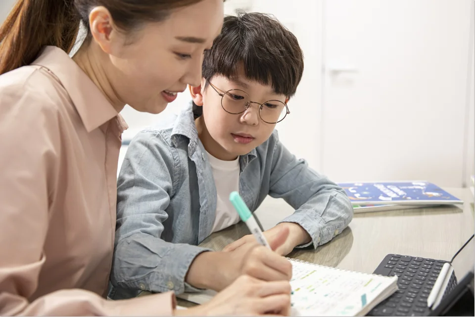 어른과 아이가 함께 책을 읽는 모습