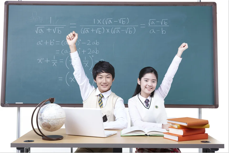 칠판 앞에서 손을 든 학생들