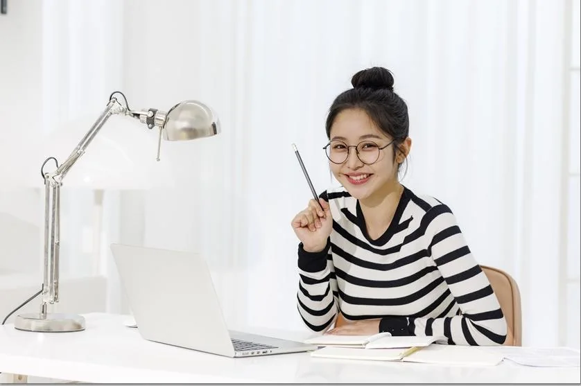 노트북과 책을 보며 공부하는 모습