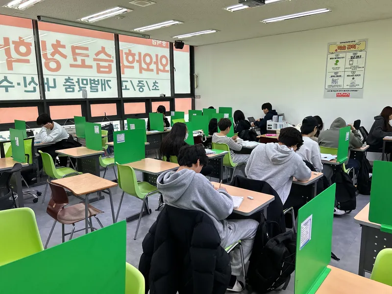 과목별학원 책상에서 교재를 살펴보는 학습 공간